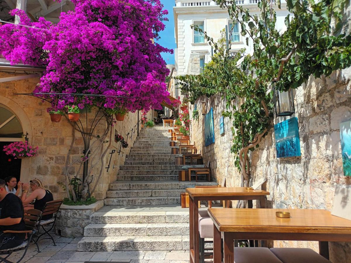 Jesliving Hvar - 2 Bedroom Elegant Apartment With Sea View In Historic Center Of Хвар Екстериор снимка